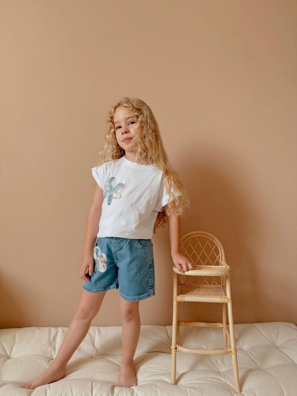 Kız Çocuk Zambak Çiçek Detaylı Kot Şortlu Takım Beyaz  (6-D)