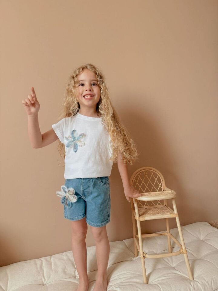 Kız Çocuk Zambak Çiçek Detaylı Kot Şortlu Takım Beyaz  (6-D)