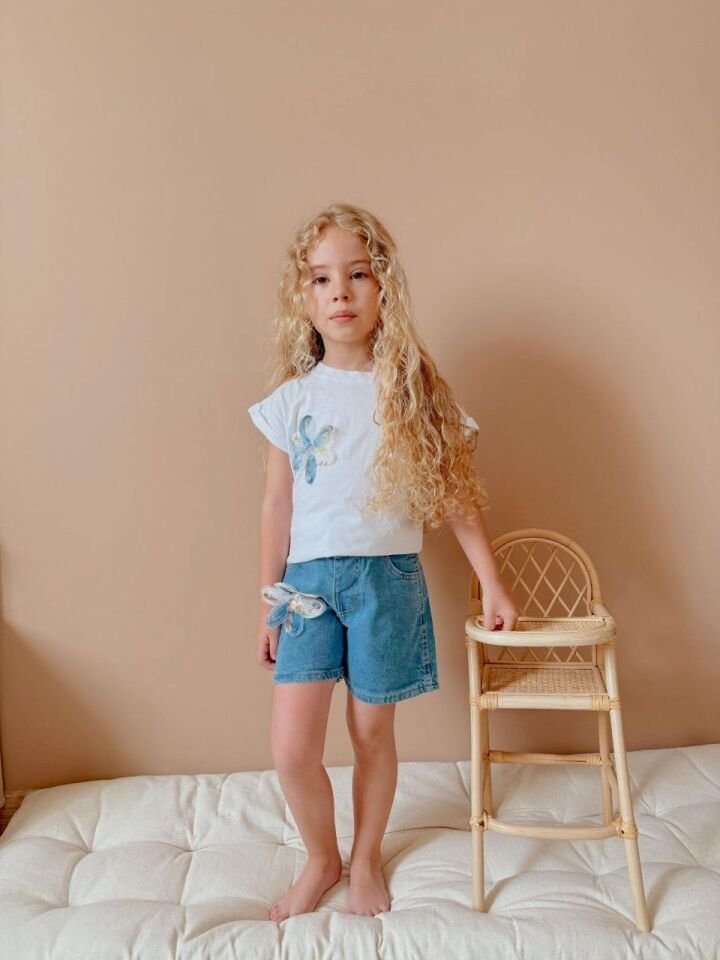 Kız Çocuk Zambak Çiçek Detaylı Kot Şortlu Takım Beyaz  (6-D)