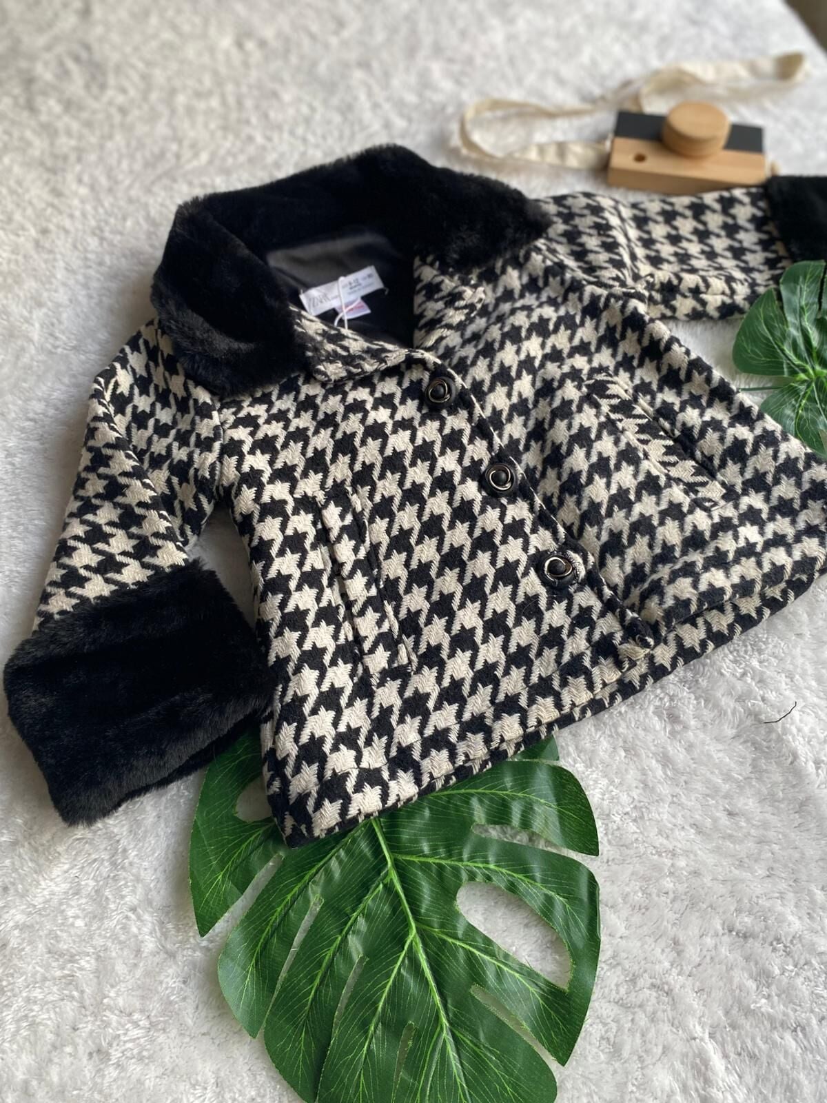 Kız Çocuk Yakası Kürklü Ceket Siyah Beyaz