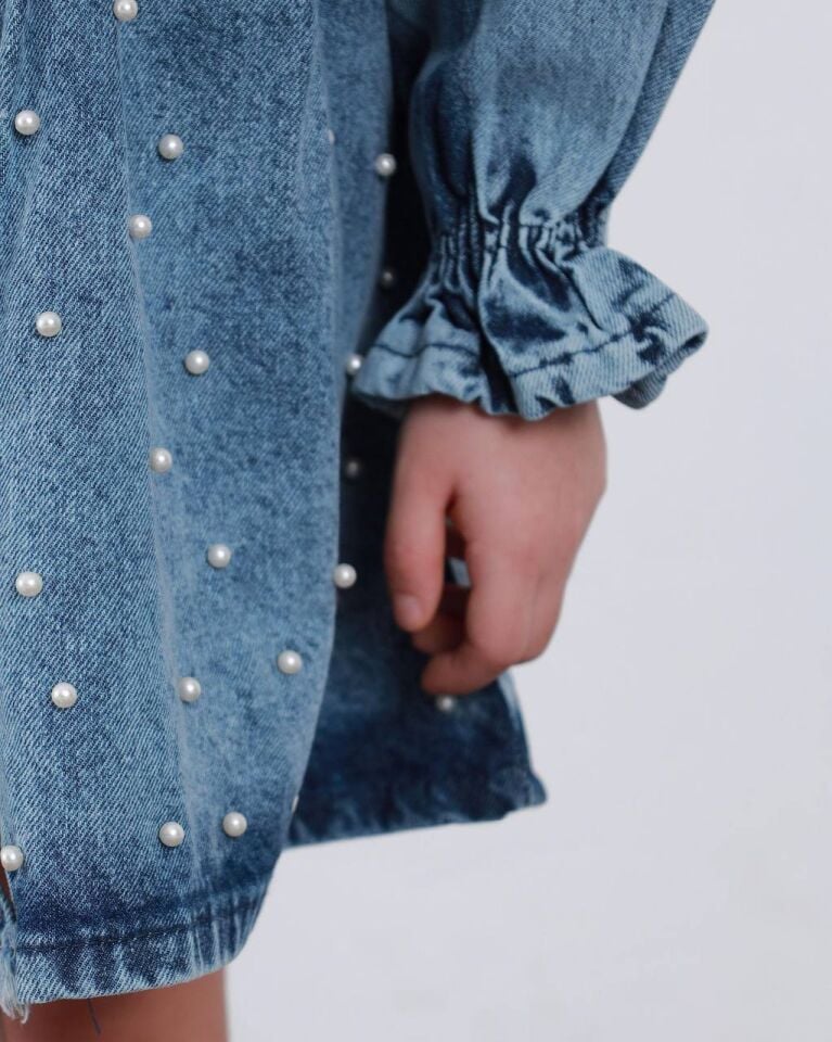 İncili Önden Metal Düğmeli Kolu Büzgülü Kot Elbise